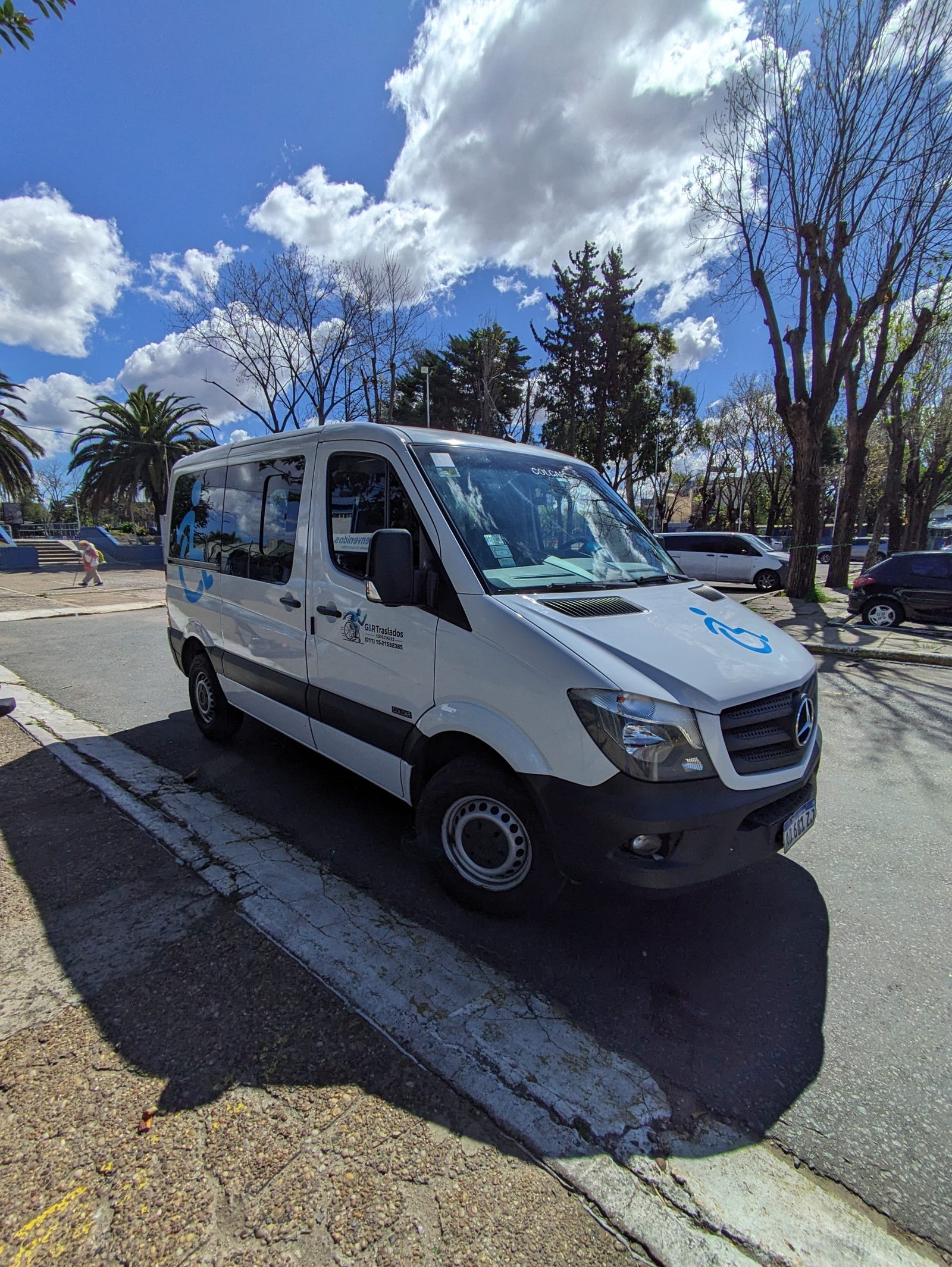 Unidad Sprinter estacionada, vista frontal