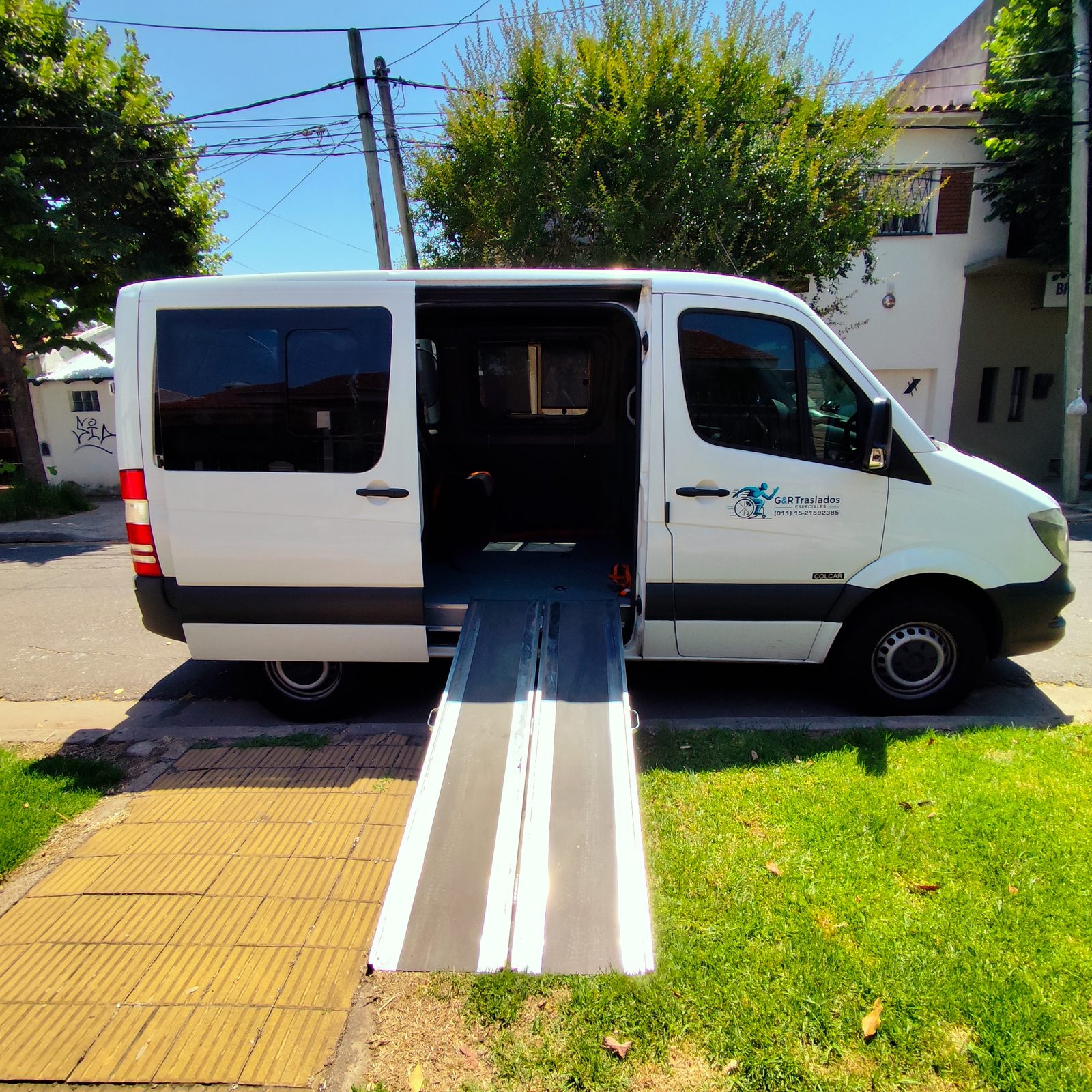 Rampa manual reforzada desplegada en la unidad